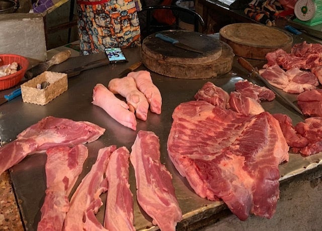 Về mặt giá cả, thịt lợn thường rẻ hơn thịt bò và có thể chế biến thành nhiều món ăn hơn, do đó thường được ưa chuộng trong bữa ăn hàng ngày