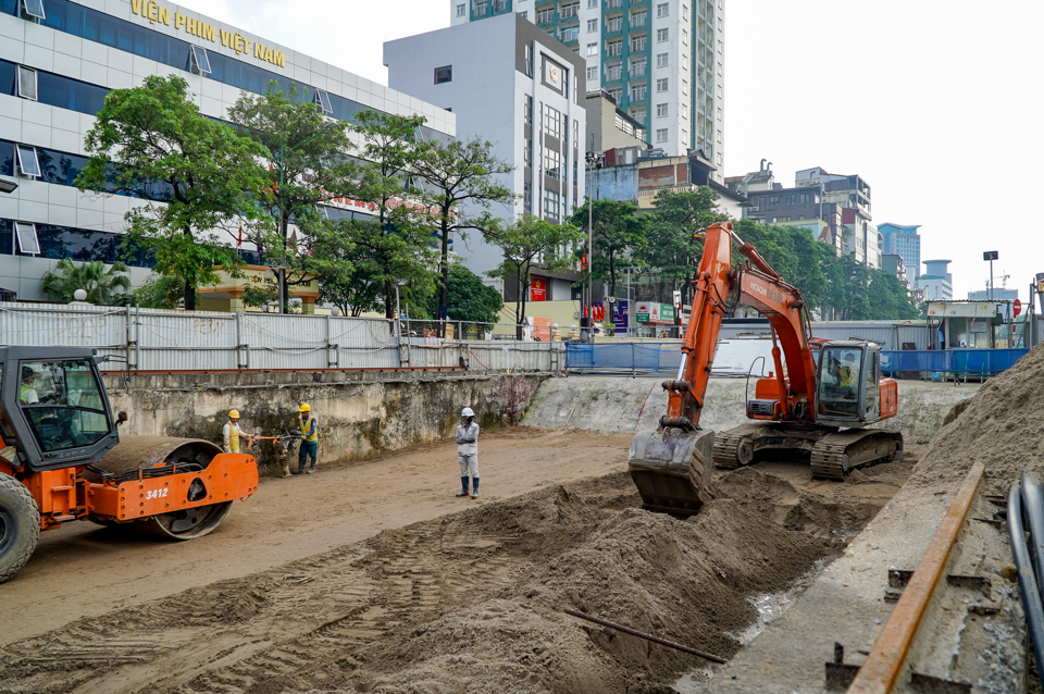 Trong mùa mưa, nhà thầu HGU cùng kết hợp với các nhà thầu phụ luôn sẵn sàng thực hiện công tác bơm nước ngay lập tức để đảm bảo là công trường không bị ngập nước. 