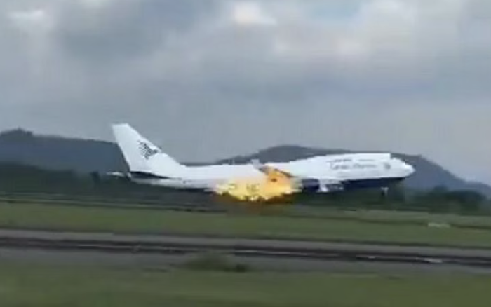 Chiếc Boeing 747 bất ngờ 'bốc cháy giữa trời', phi hành đoàn cùng hơn 400 hành khách quay đầu hạ cánh khẩn cấp ngay lập tức