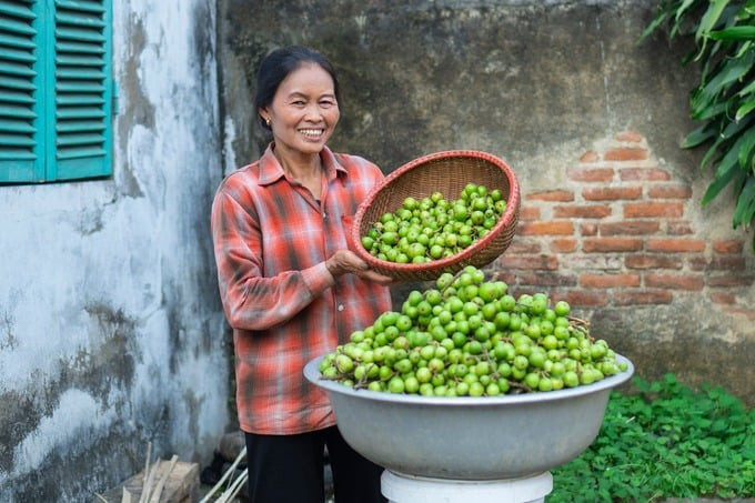 Nhân vật chính của kênh là cô Dương Thị Cường (59 tuổi) - mẹ của Hùng.