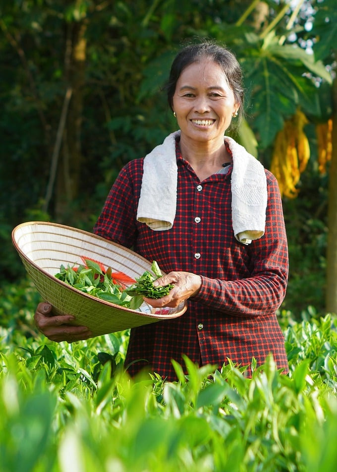 Hình ảnh người mẹ gần gũi, những bữa cơm giản dị cùng khung cảnh làng quê bình yên trong các video của kênh Ẩm thực mẹ làm nhận được nhiều yêu thích.