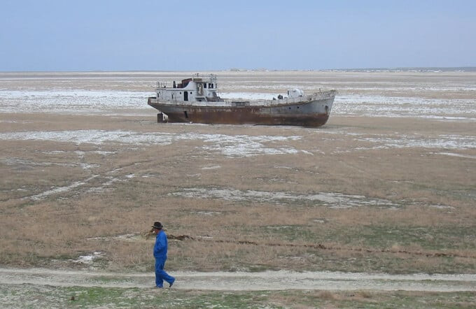 Ảnh hưởng từ hoạt động con người và biến đổi khí hậu đã làm Biển Aral dần cạn kiệt, gây ra những hậu quả nghiêm trọng cho cộng đồng dân cư ở đây từ thảm họa môi trường (Ảnh: Britannica)