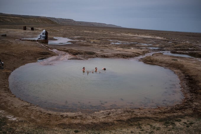 Nhiều du khách tỏ ra thích thú khi ngâm mình ở hồ nước nóng từng là đáy biển Aral ở gần ngôi làng Akespe, Kazakhstan (Ảnh: Kazaral)