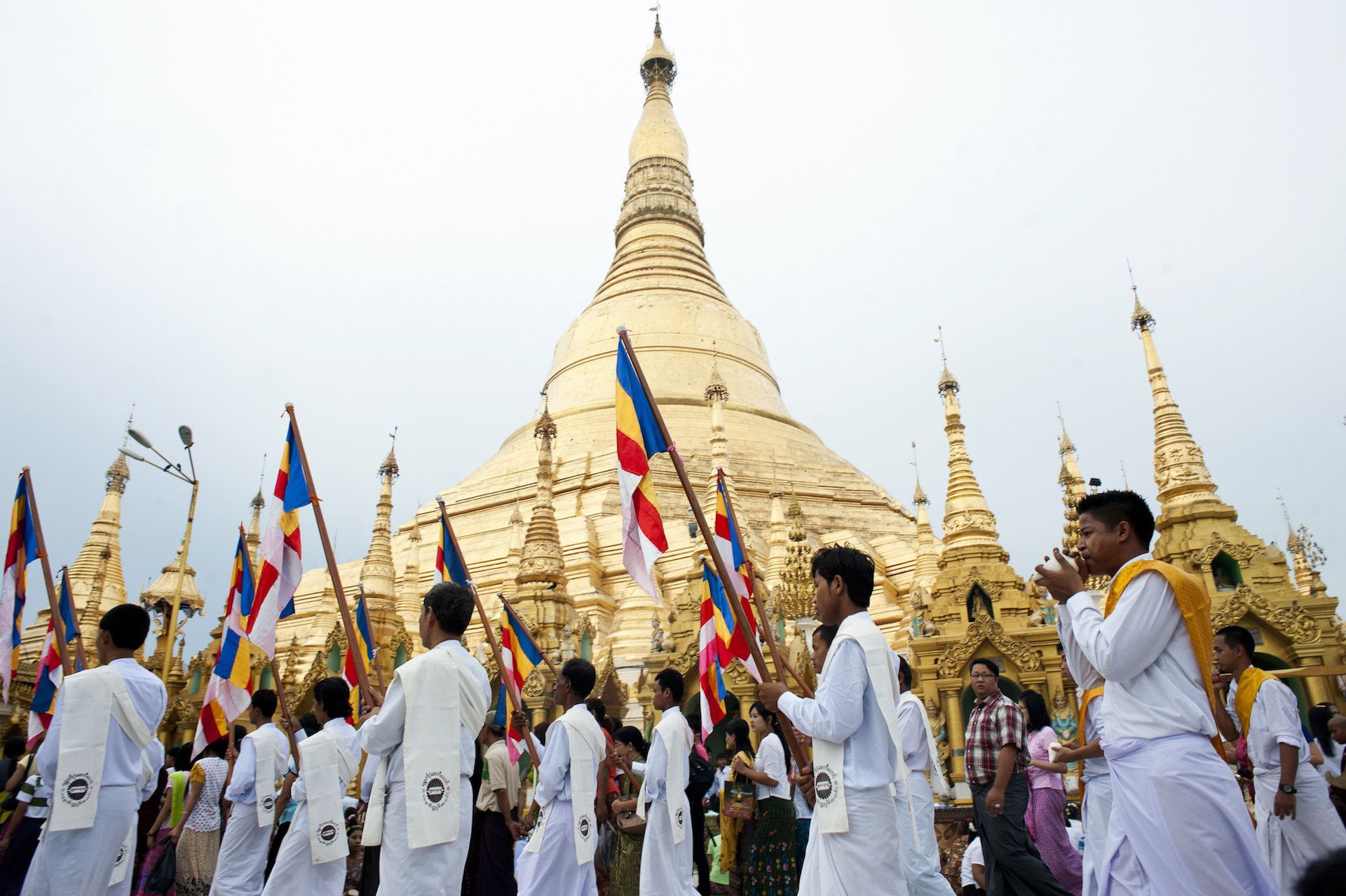 Chùa Shwedagon của Yangon , hơn 2.500 năm tuổi, là nơi tổ chức một số nghi lễ Phật giáo để đánh dấu ngày đản sinh, thành đạo và nhập diệt của Đức Phật. Ảnh: CNN