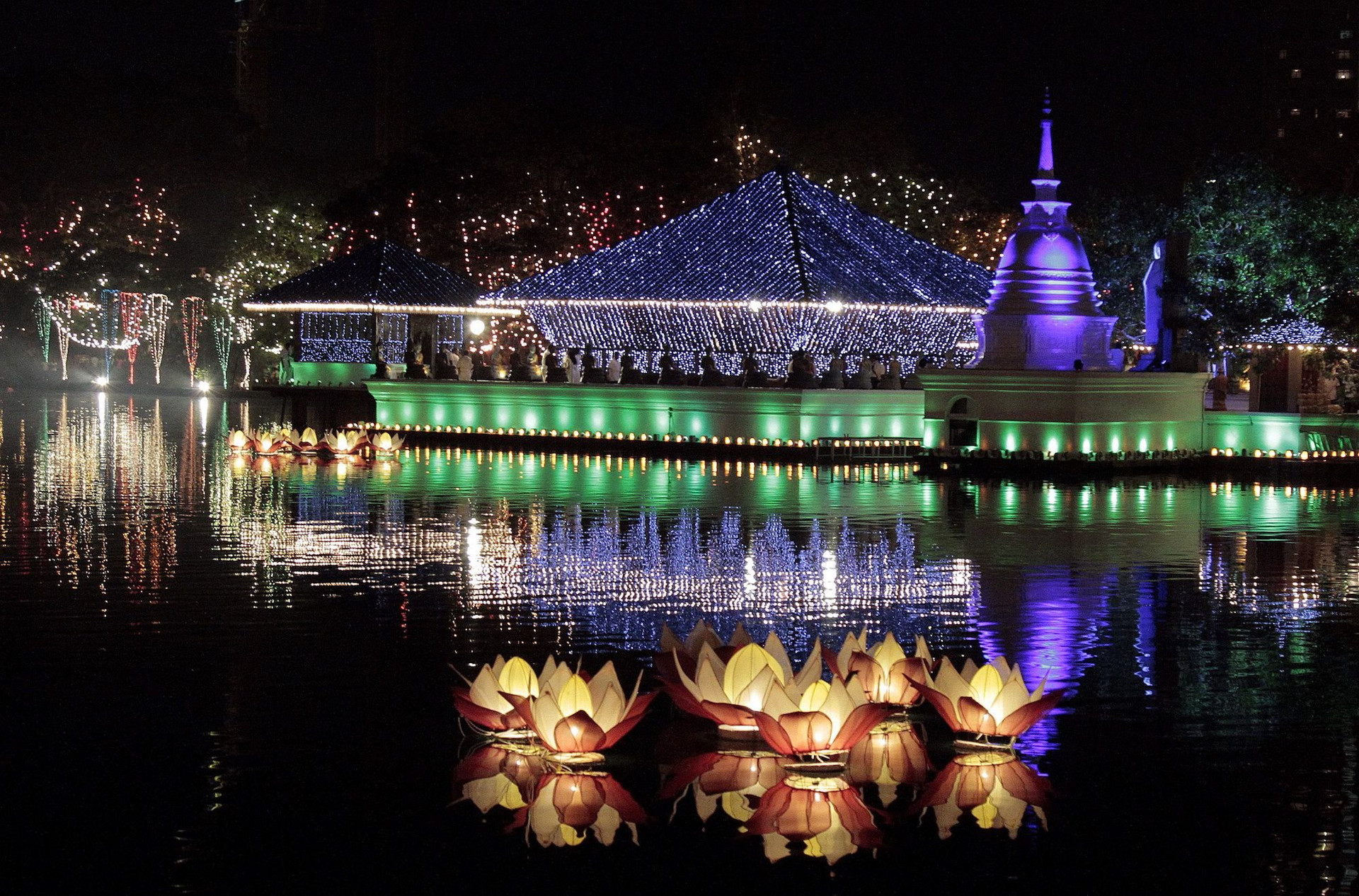 Hàng năm, chùa Phật giáo Gangaramaya ở Colombo tổ chức lễ hội Vesak ấn tượng. Ảnh: CNN