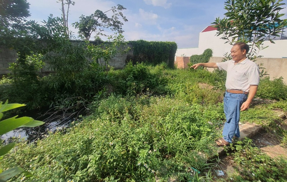 Cư dân phản ánh, hệ thống thu gom xử lý nước thải Khu dân cư thị trấn Tân Phú chỉ là hố sâu rất sơ sài, nước thải bốc mùi hôi thối, mưa lớn sẽ tràn ra ngoài. Ảnh: Lâm Thiện.