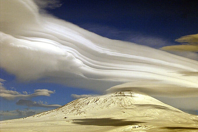 Núi Erebus là ngọn núi lửa cao nhất ở Nam Cực với độ cao 3794 mét so với mực nước biển. Ảnh: AFP/USCG