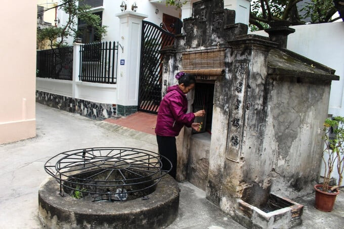 Một chiéc giếng cổ khác giữa đường làng ở thôn 2, xã Yên Sở (Ảnh: Báo Dân Trí)