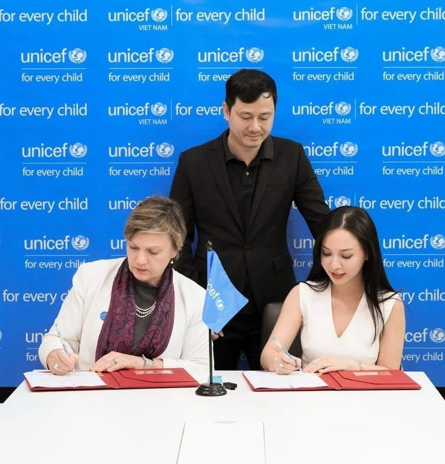 CEO Hannah Olala ký cam kết với bà Rana Flowers - Đại diện UNICEF