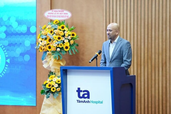 Ông Vijay Subramaniam, Tổng giám đốc mảng Chẩn đoán Hình ảnh của GE HealthCare khu vực Đông Nam Á, Hàn Quốc, Australia và New Zealand phát biểu tại buổi lễ. Ảnh: Bệnh viện Đa khoa Tâm Anh