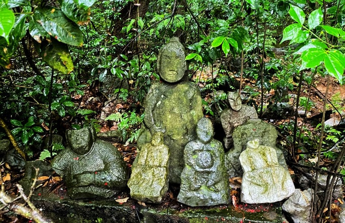 Sau mỗi trận mưa lớn, dân làng thấy những bức tượng hình nhân bằng đá kỳ lạ xuất hiện dưới chân núi (Ảnh: Sohu)