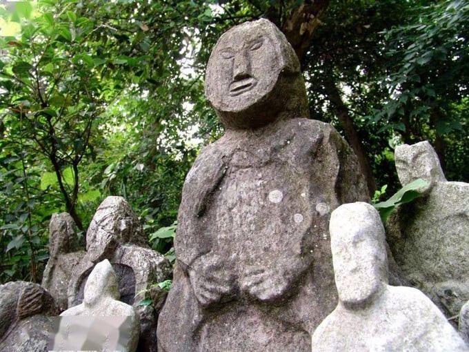 Hình dáng thô ráp của những bức tượng này cho thấy chúng được tạo ra cách đây khoảng 5.000 năm (Ảnh: Sohu)