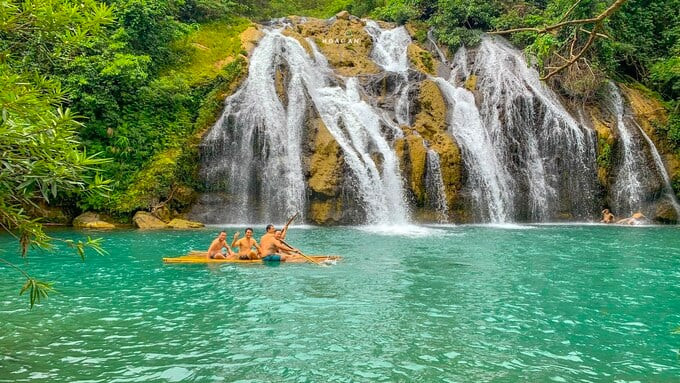 Du khách vui chơi tại thác Tà Puồng. Ảnh: Hoài An