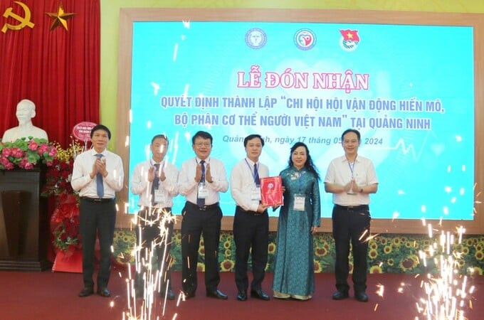 Trao quyết định thành lập Chi hội Hội vận động hiến mô, bộ phận cơ thể người tại Quảng Ninh. Ảnh: Nguyễn Trang