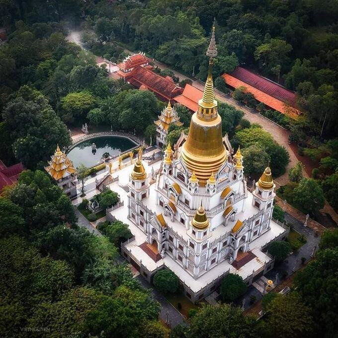 Nơi đây gây ấn tượng mạnh cho du khách bằng các tòa nhà cao tầng có phần đỉnh tháp nhọn được sơn mạ vàng