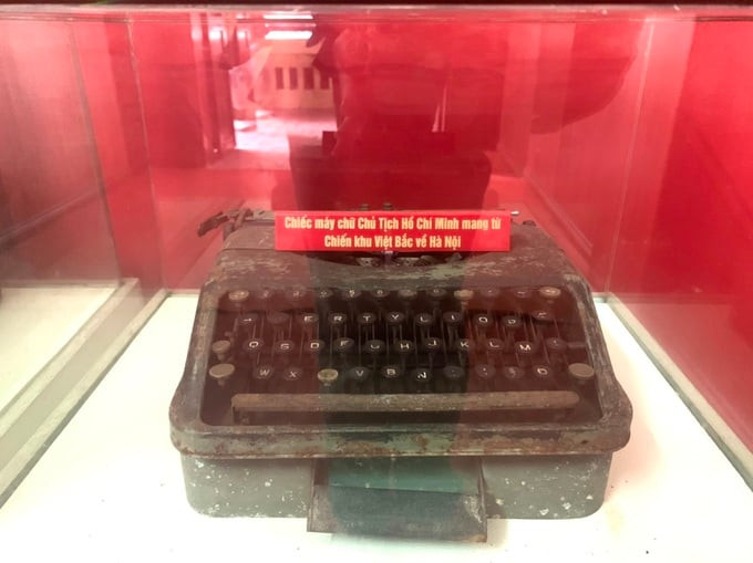 Hình ảnh chiếc máy chữ Bác từng sử dụng được trưng bày tại ngôi nhà