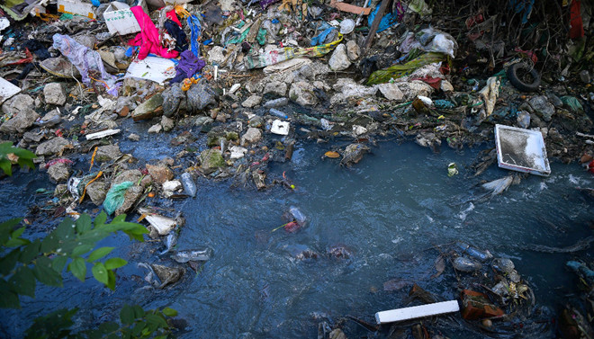 Nguồn nước sông Tô Lịch bị ô nhiễm nghiêm trọng. Ảnh: Internet