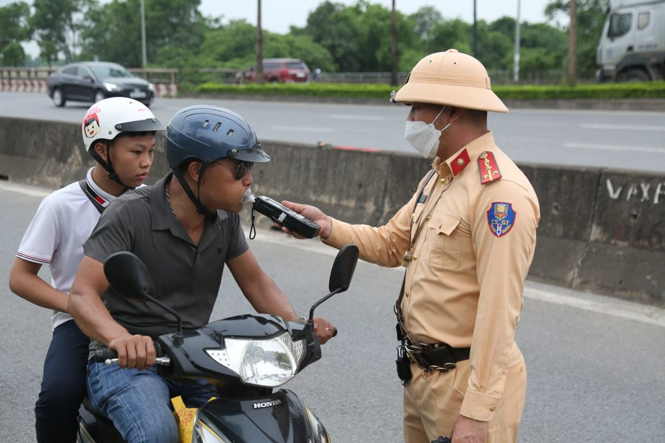 CSGT kiểm tra nồng độ cồn 