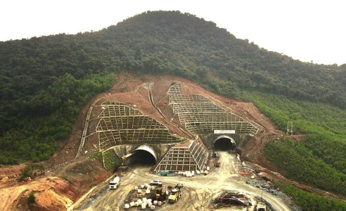 Nhánh hầm bên phải ở phía Bắc hầm Đèo Bụt (Hà Tĩnh) thuộc dự án cao tốc Bắc - Nam được thông vào ngày 19/5 - ngày sinh nhật Bác Hồ