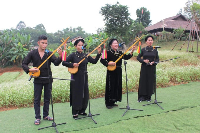 Người Tày trong trang phục truyền thống. Ảnh: Làng Văn hóa-Du lịch các dân tộc Việt Nam