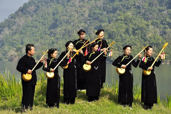 Người Tày Bắc Kạn với cây đàn tính. Ảnh: Tạp chí Dân Vận