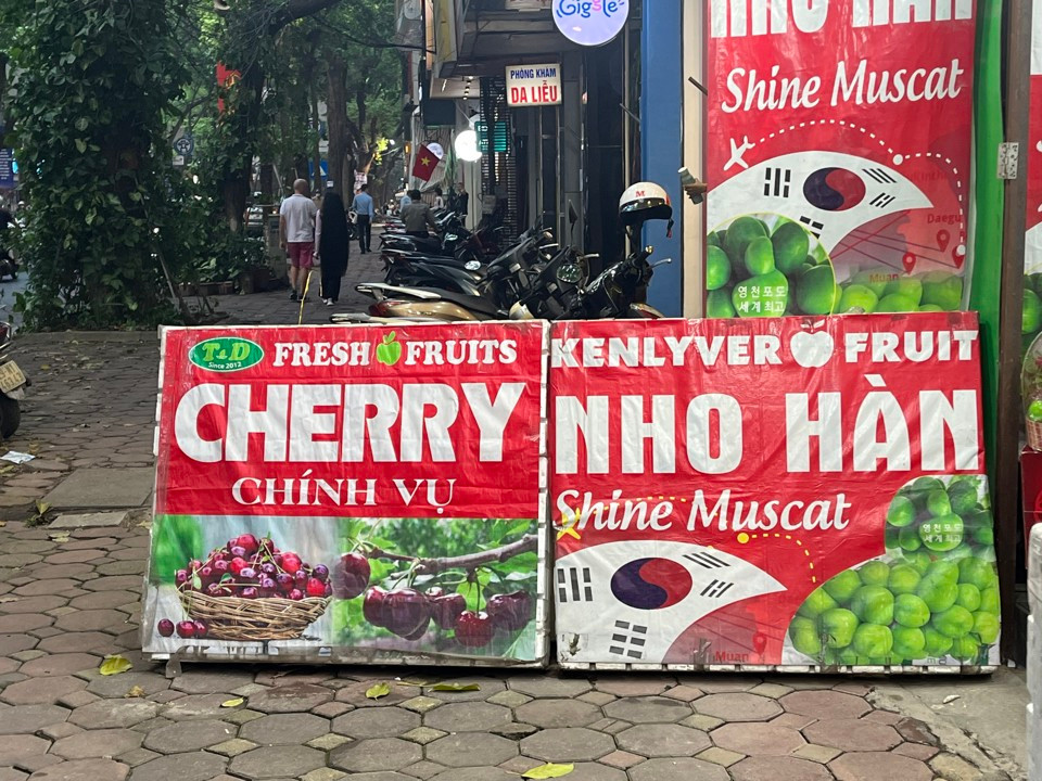 Nhiều cửa hàng kinh doanh trái cây Klever Fruit ngang nhiên chiếm dụng vỉa hè làm nơi kinh doanh, quảng cáo sản phẩm.