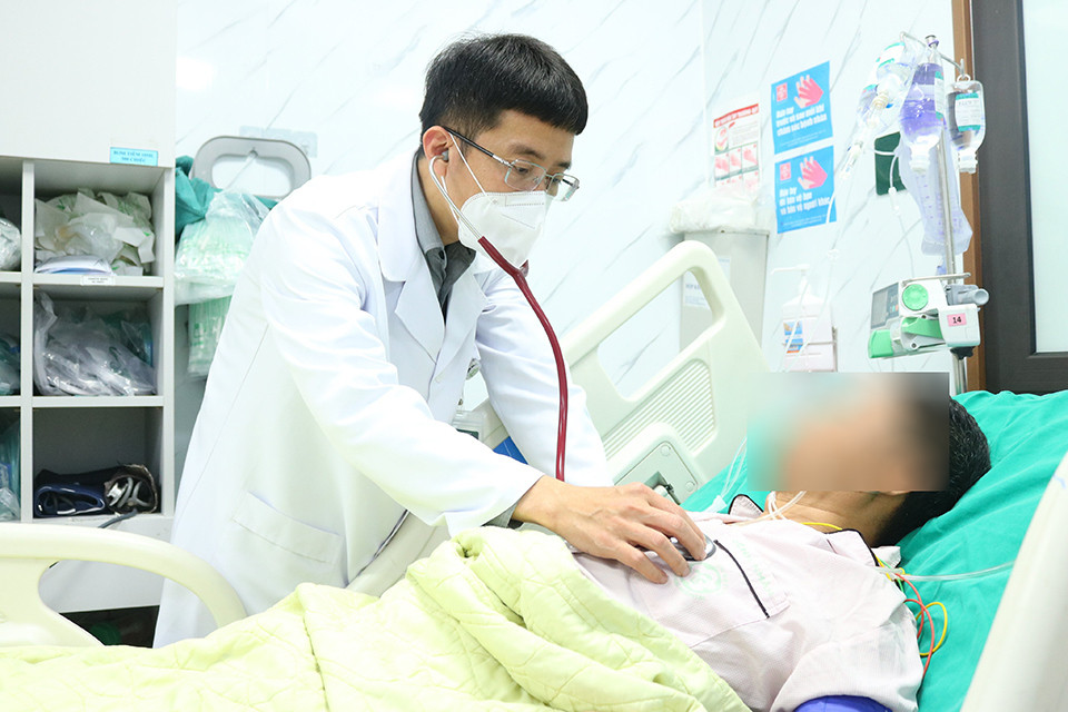 PGS.TS Mai Duy Tôn - Giám đốc Trung tâm Đột quỵ, Bệnh viện Bạch Mai khám cho bệnh nhân đột quỵ.