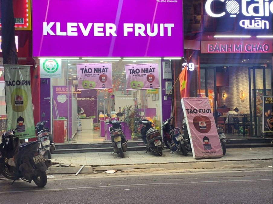 Cửa hàng Klever Fruit số 41 Lạc Trung dựng biển quảng cáo cản trở đường đi lại của người dân.