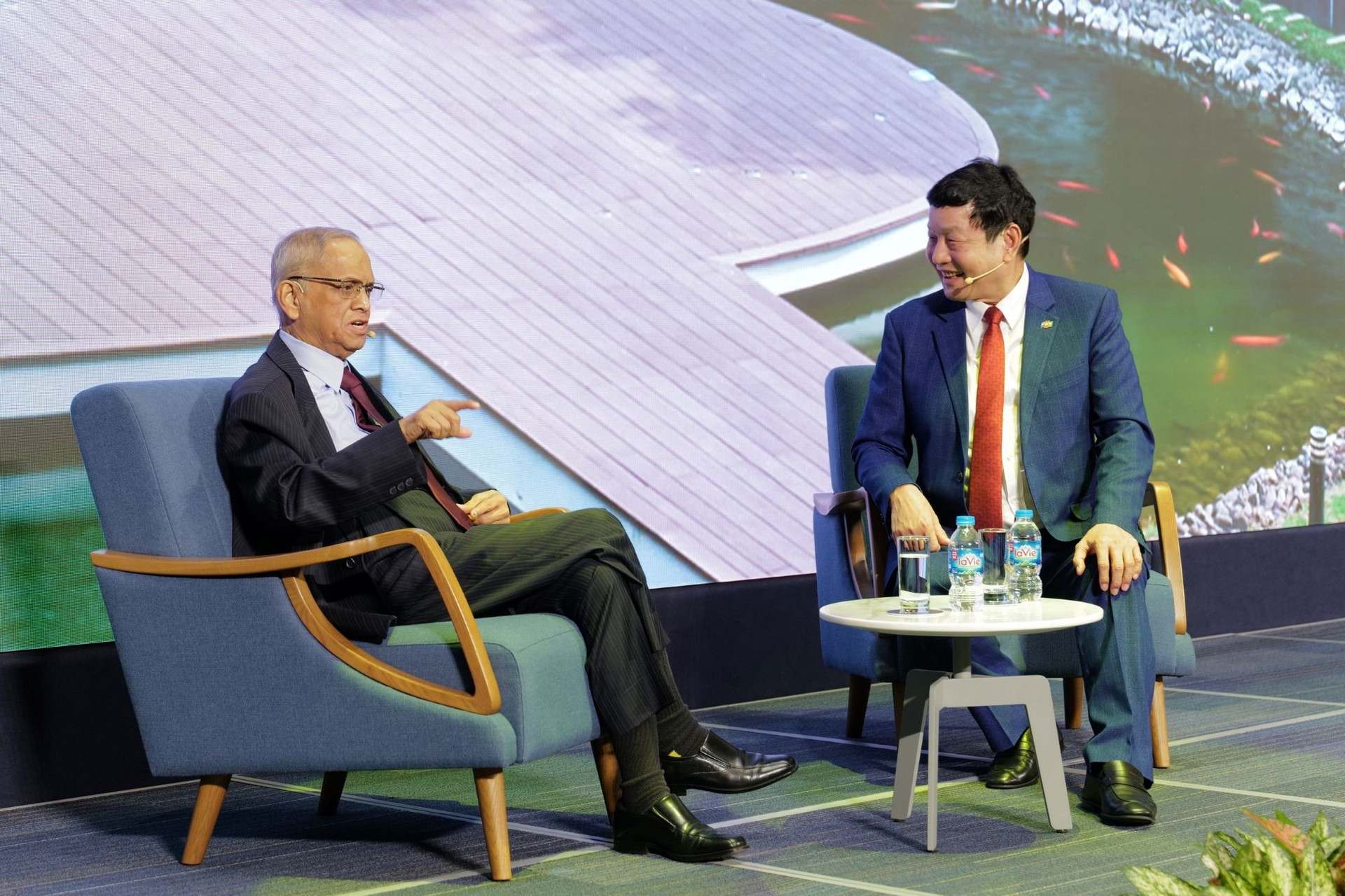 Cuộc đối thoại giữa Chủ tịch FPT Trương Gia Bình và Nhà sáng lập Infosys. Ảnh: Ngọc Thành/VnExpress