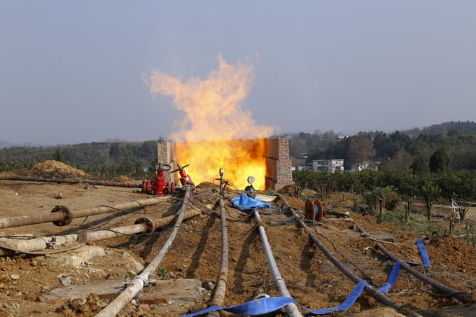 Trong quá trình phong tỏa khu vực để thử nghiệm giếng khoan ở độ sâu khoảng 5.749m, một ngọn lửa có chiều cao từ 6-8m đã bùng cháy, đồng nghĩa với việc bể chứa này có nguồn khí dồi dào. Ảnh: China Daily