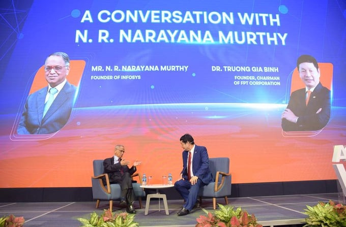 Ông Narayana Murthy và ông Trương Gia Bình tại đối thoại. Ảnh: FPT
