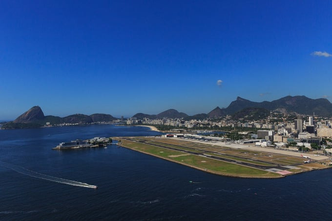 Santos Dumont (SDU), sân bay ở Rio de Janeiro, Brazil, chủ yếu phục vụ các chặng bay nội địa, đã được CNN xếp hạng là nơi sở hữu phong cảnh ngoạn mục nhất thế giới để khách ngắm nhìn khi hạ cánh. Ảnh: Internet