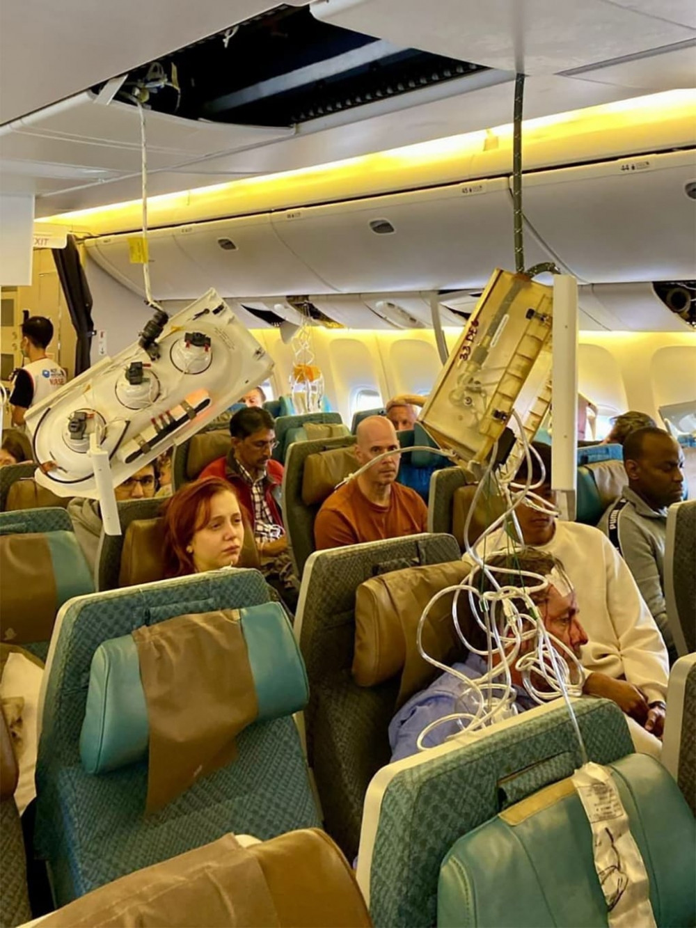 Giây phút kinh hoàng như ‘địa ngục’ trong chiếc Boeing gặp nhiễu động: Vật sắc nhọn ‘bay tự do’, hành khách ‘máu chảy đầy mặt’