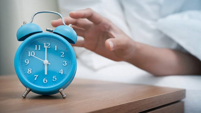 Tất cả chúng ta đều biết việc ngủ nướng là điều khủng khiếp, nhưng chúng ta có xu hướng làm điều đó vài lần mỗi sáng (Ảnh: Mindful by Sodexo)