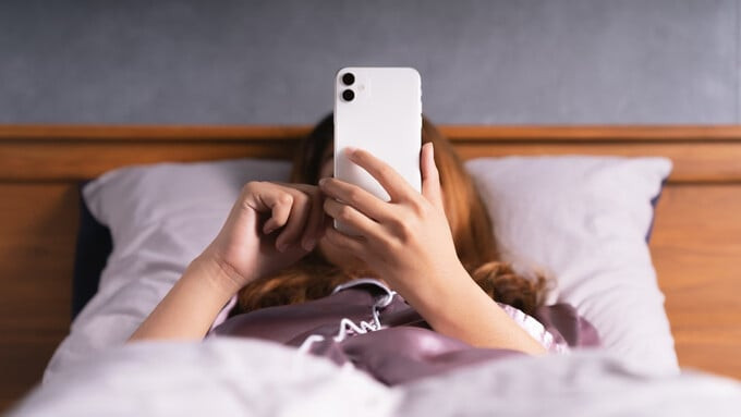 Theo thống kê, có khoảng 80% người dùng điện thoại thông minh kiểm tra điện thoại di động của họ trong vòng 15 phút sau khi thức dậy mỗi sáng (Ảnh: Health Shots)