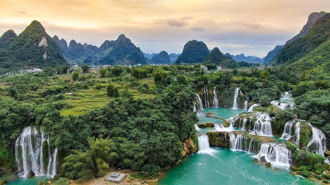 Thác Bản Giốc được mệnh danh là một trong những thác nước đẹp nhất Việt Nam, là thác nước tự nhiên lớn nhất khu vực Đông Nam Á và là thác lớn thứ tư thế giới trong các thác nước nằm trên một đường biên giới. Ảnh: Internet