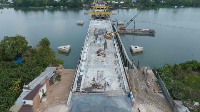 Cầu Bạch Đằng 2 nối TP. Tân Uyên (Bình Dương) với huyện Vĩnh Cửu (Đồng Nai) với tổng mức đầu tư gần 490 tỷ đồng sắp hoàn thiện. Ảnh: Lao Động