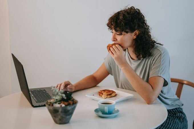 Vừa ăn trưa vừa nhìn màn hình máy tính hoặc điện thoại là thói quen phổ biến, đặc biệt trong giới văn phòng (Ảnh: Linkedln)