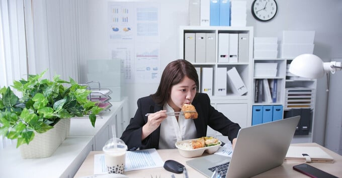 Nếu bạn ăn trưa qua loa với những thực phẩm ít dinh dưỡng, cơ thể sẽ trở nên uể oải, mệt mỏi và thiếu sức sống (Ảnh: The European Business Review)