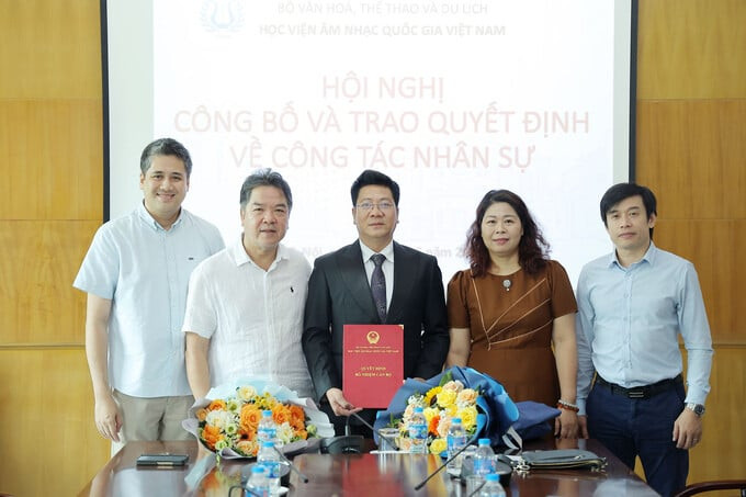 Ban lãnh đạo Học viện Âm nhạc Quốc gia Việt Nam chúc mừng NSND Quốc Hưng nhận nhiệm vụ mới. Ảnh: Hòa Nguyễn