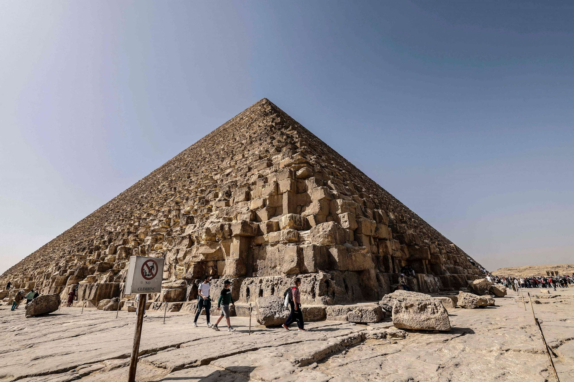 Kim tự tháp này được xây dựng từ khoảng 2,3 triệu khối đá, mỗi viên nặng từ 2-20, thậm chí 50 tấn. Ảnh: ABC News