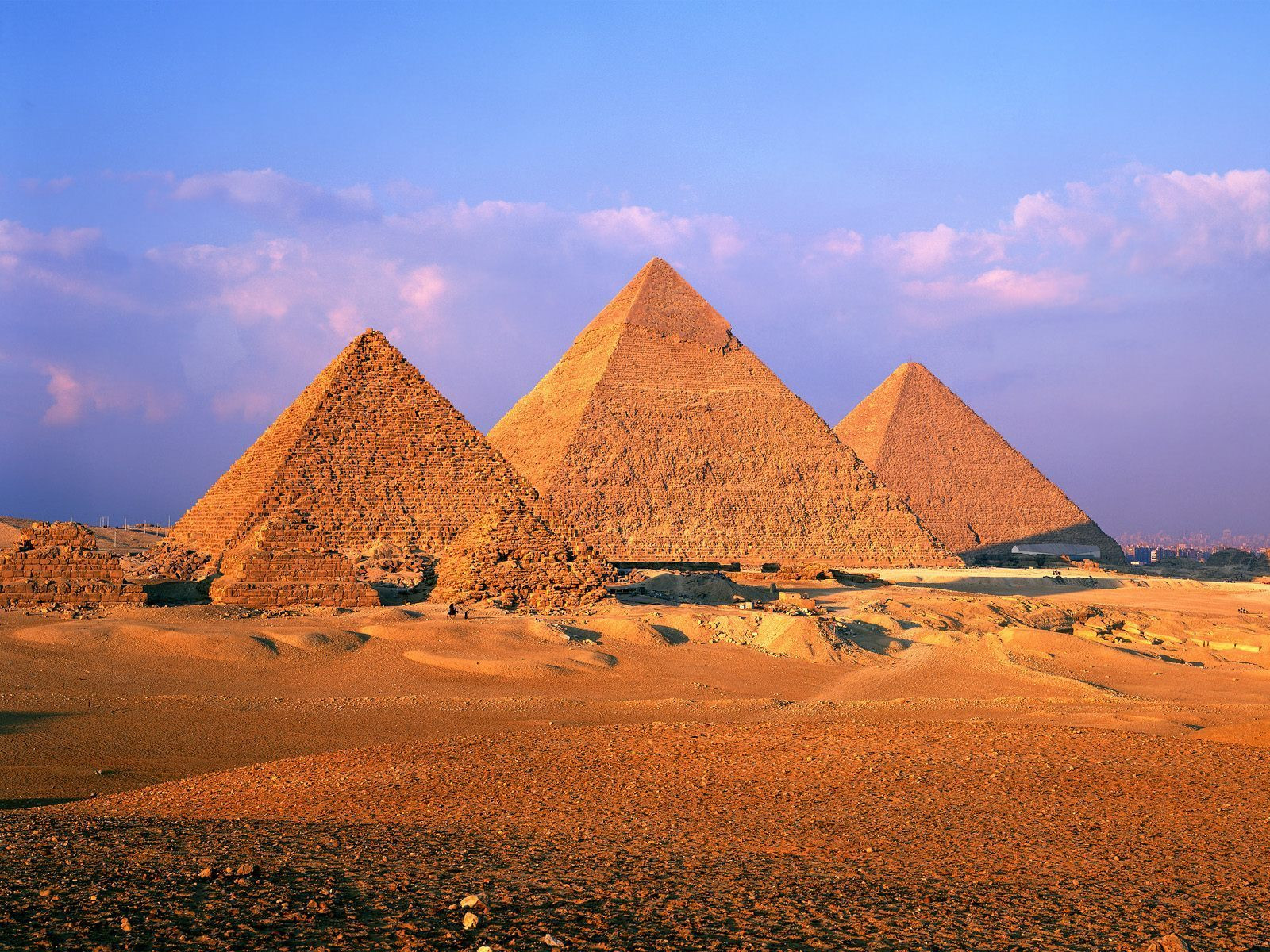 Những bí ấn về cách xây dựng kim tự tháp Giza vẫn chưa có lời giải cho đến ngày nay. Ảnh: WorldKings.org