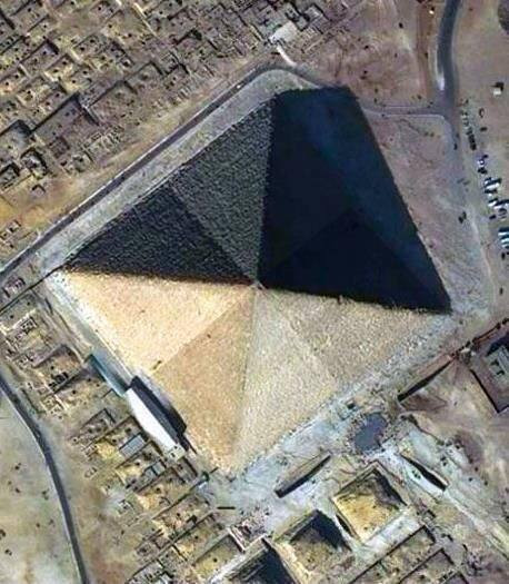 Cấu trúc 8 mặt độc đáo của kim tự tháp. Ảnh: X