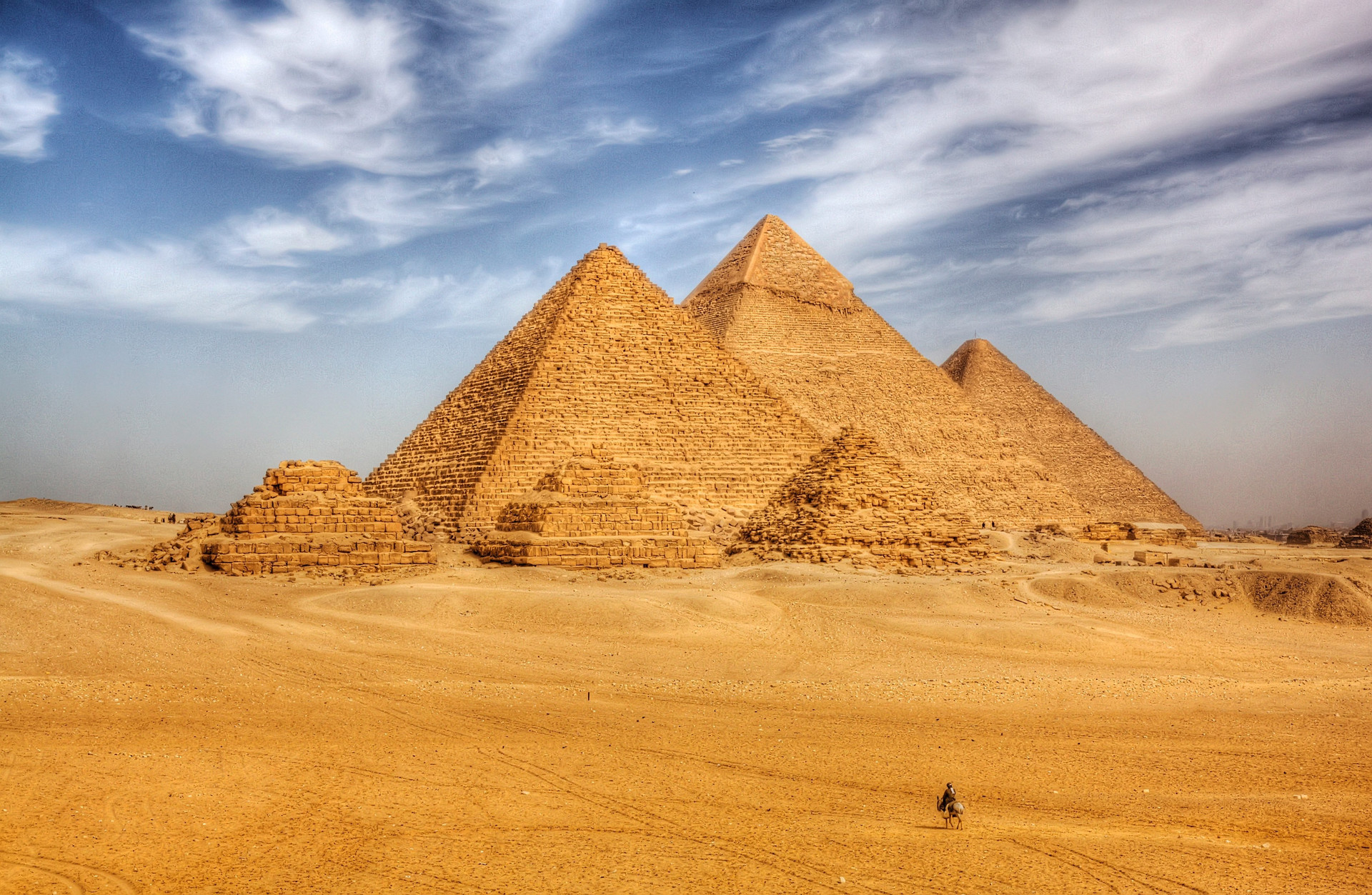 Trong vòng 3.800 năm, kim tự tháp Giza là công trình kiến trúc cao nhất thế giới. Ảnh: HistoryExtra