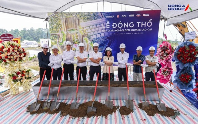 Đại diện Chủ đầu tư cùng các đơn vị đối tác thực hiện nghi thức động thổ dự án nhà ở xã hội Golden Square Lào Cai. Ảnh: Tiền Phong