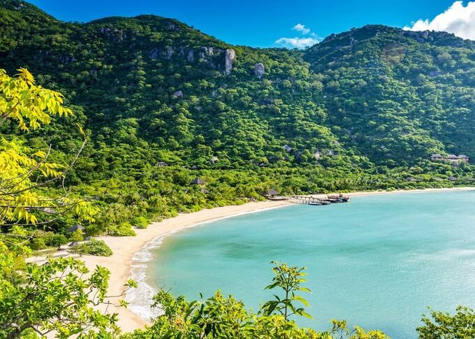 Không chỉ đẹp về mặt thiên nhiên, biển Nha Trang còn thu hút du khách bởi khí hậu ấm áp quanh năm, tràn ngập ánh nắng và bãi cát trắng mịn. Ảnh: Internet
