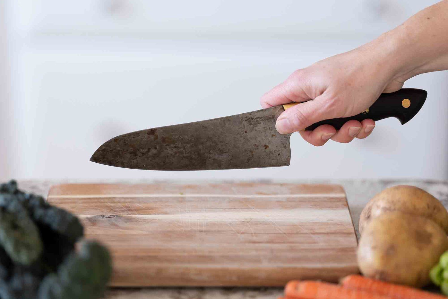 Những vật sắc nhọn như dao, kéo,... nên tránh để treo lơ lửng trong bếp (Hình minh họa/Simply Recipes)