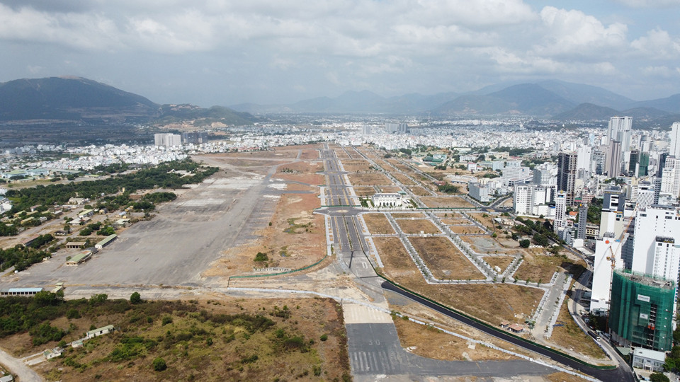 Toàn cảnh khu đất sân bay Nha Trang cũ. (Ảnh: Trung Nhân)