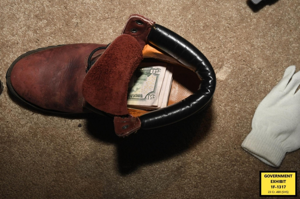 Chùm ảnh gây sốc về bê bối rúng động chính trường Mỹ: Thượng nghị sĩ giấu vàng thỏi đầy nhà, phát hiện hàng trăm ngàn USD trong giày dép, quần áo