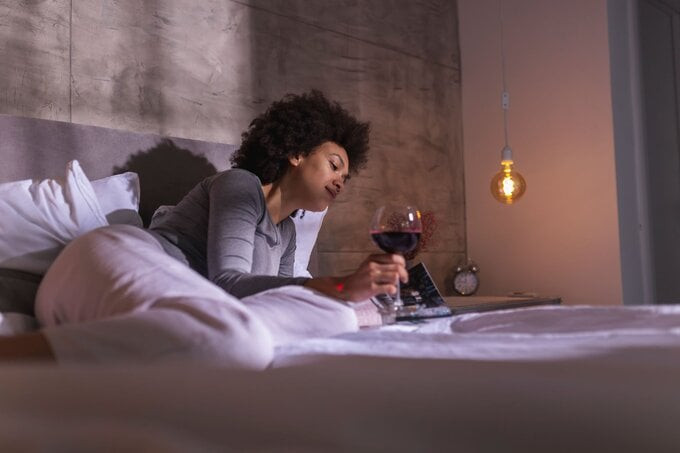 Rượu có thể khiến bạn cảm thấy buồn ngủ một chút, nhưng nó làm gián đoạn các giai đoạn của giấc ngủ và khiến giấc ngủ trở nên gián đoạn hơn (Ảnh: One Medical)